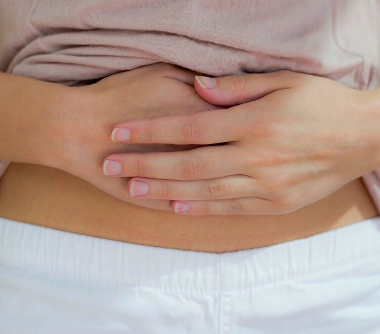 Troubles digestifs et ballonnements dès la préménopause : comprendre et apaiser grâce à la réflexologie plantaire ayurvédique